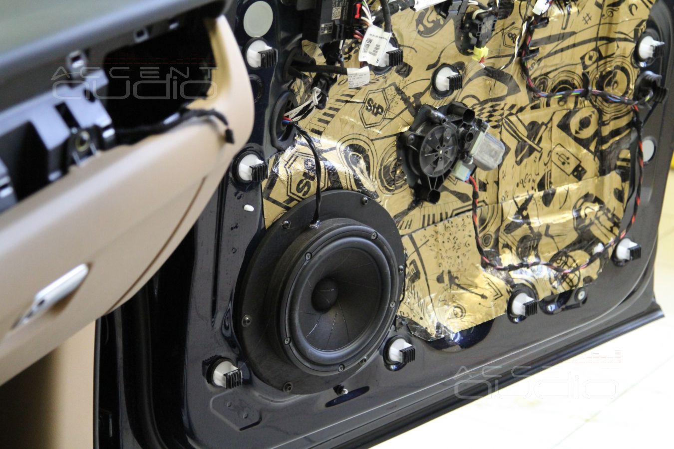 Новая акустика в Porshe Macan - 18 см мидбасы ScanSpeak Revelator в дверях
