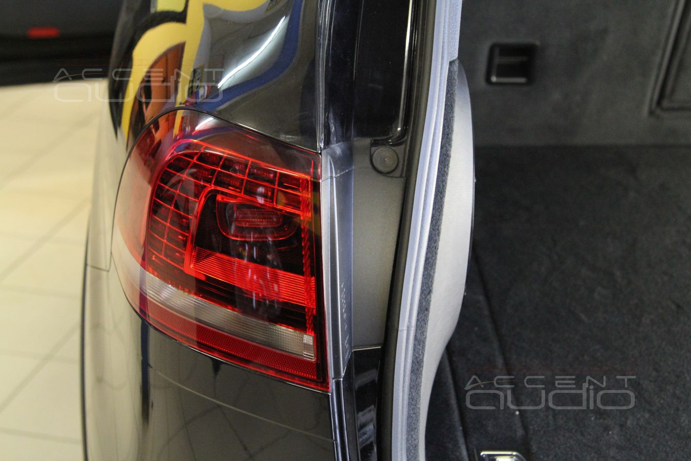 Фирменный сабвуфер-стелс 