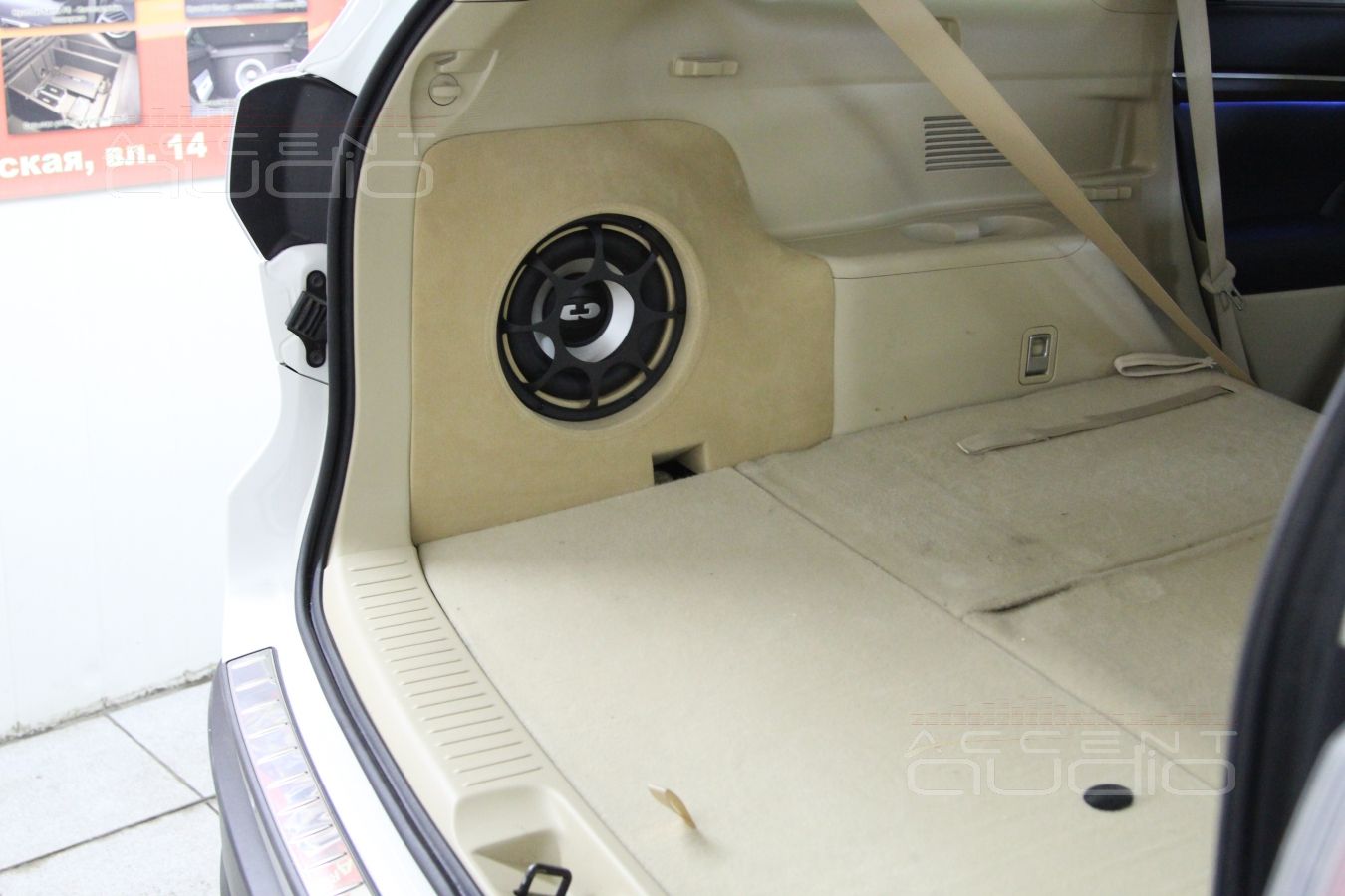 Встроенный сабвуфер в Toyota Highlander 2015 