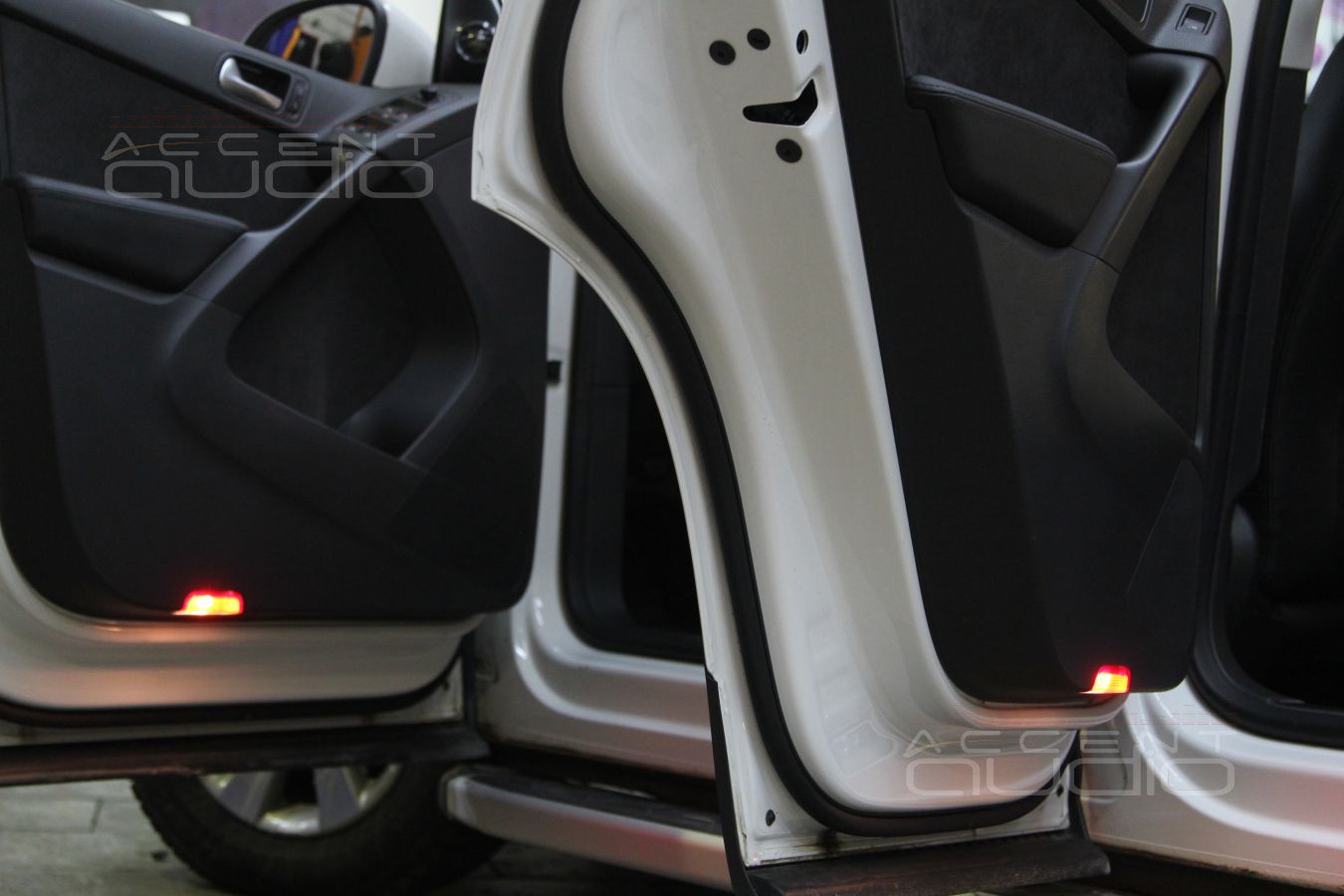 Volkswagen Tiguan: подсветка в дверях. Меняем отражатели на плафоны.