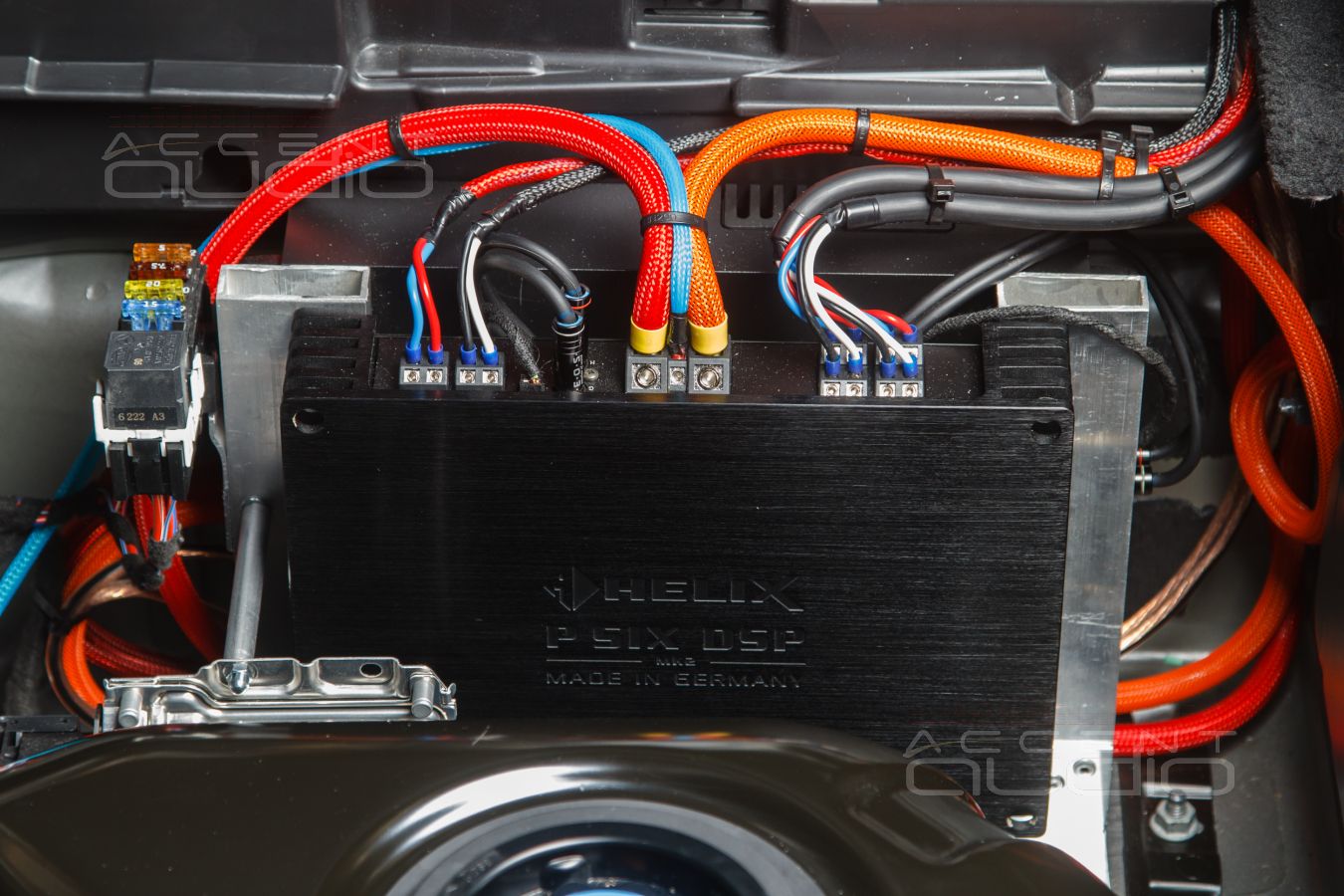 Хитро-штатно-скрытый-оригинальный монтаж усилителей в Mercedes CLS