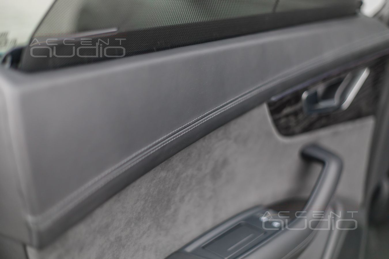 Перетяжка верхних деталей и ручек дверных панелей в кожу Nappa в Audi Q8