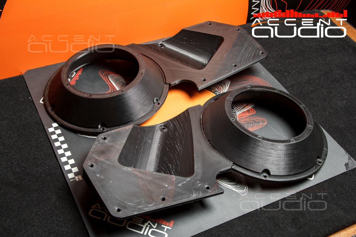 Комплект из двух подиумов для установки 165 мм мидбасовых излучателей в Audi Q8 2018-2024.