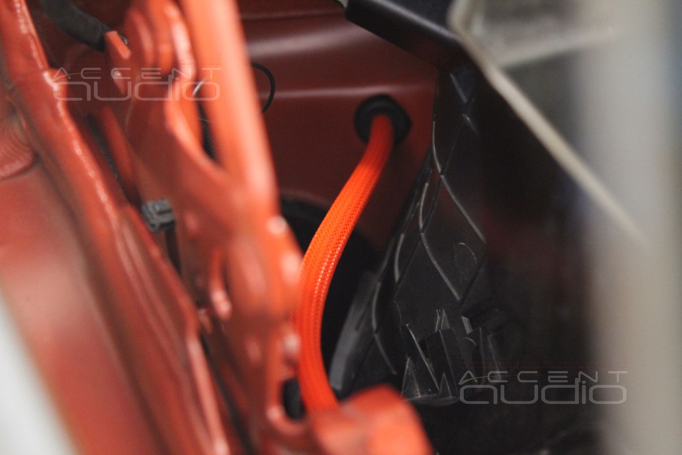 Установка процессорного усилителя BLAM RA-704 DSP PRO в BMW