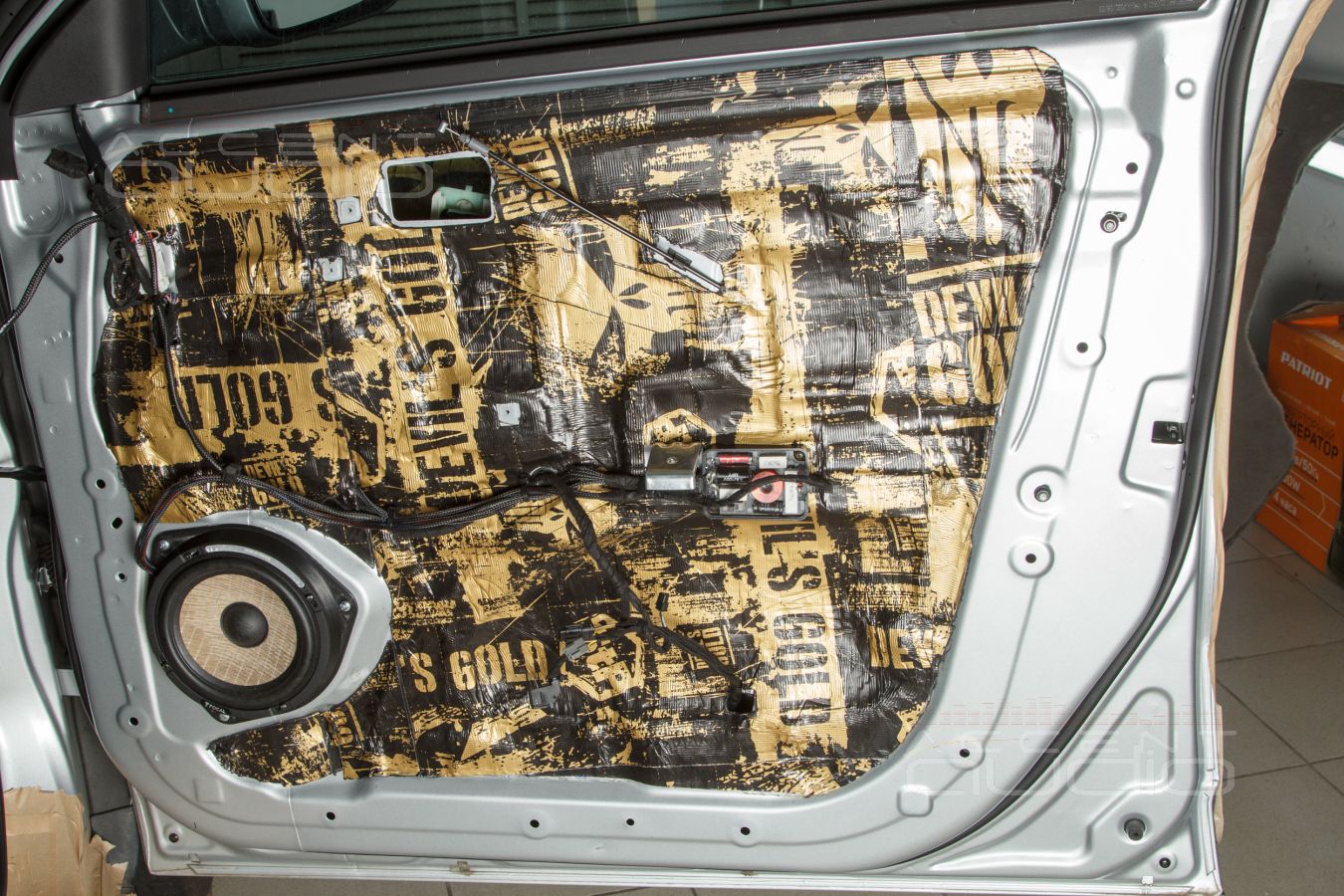 Комплект из двух подиумов для установки 165 мм мидбасовых излучателей в Geely Atlas 20XX-20XX.