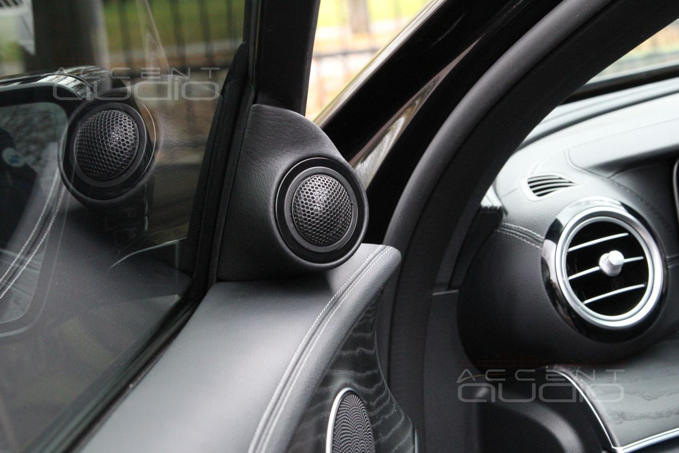 Подиумы под твитеры Eton, которые могли быть спрятаны, но теперь установлены правильно