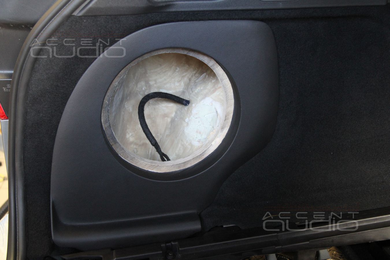 Настоящий сабвуфер-стелс специально для Volvo XC60 2019