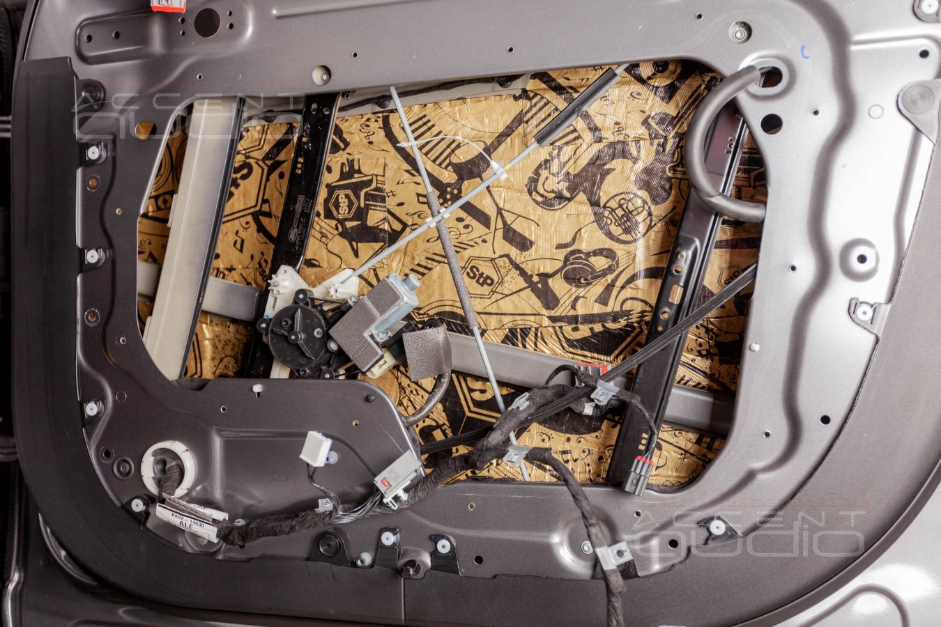 Аудиоподготовка дверей и установка мидбасовых динамиков Focal FLAX в Range Rover Sport