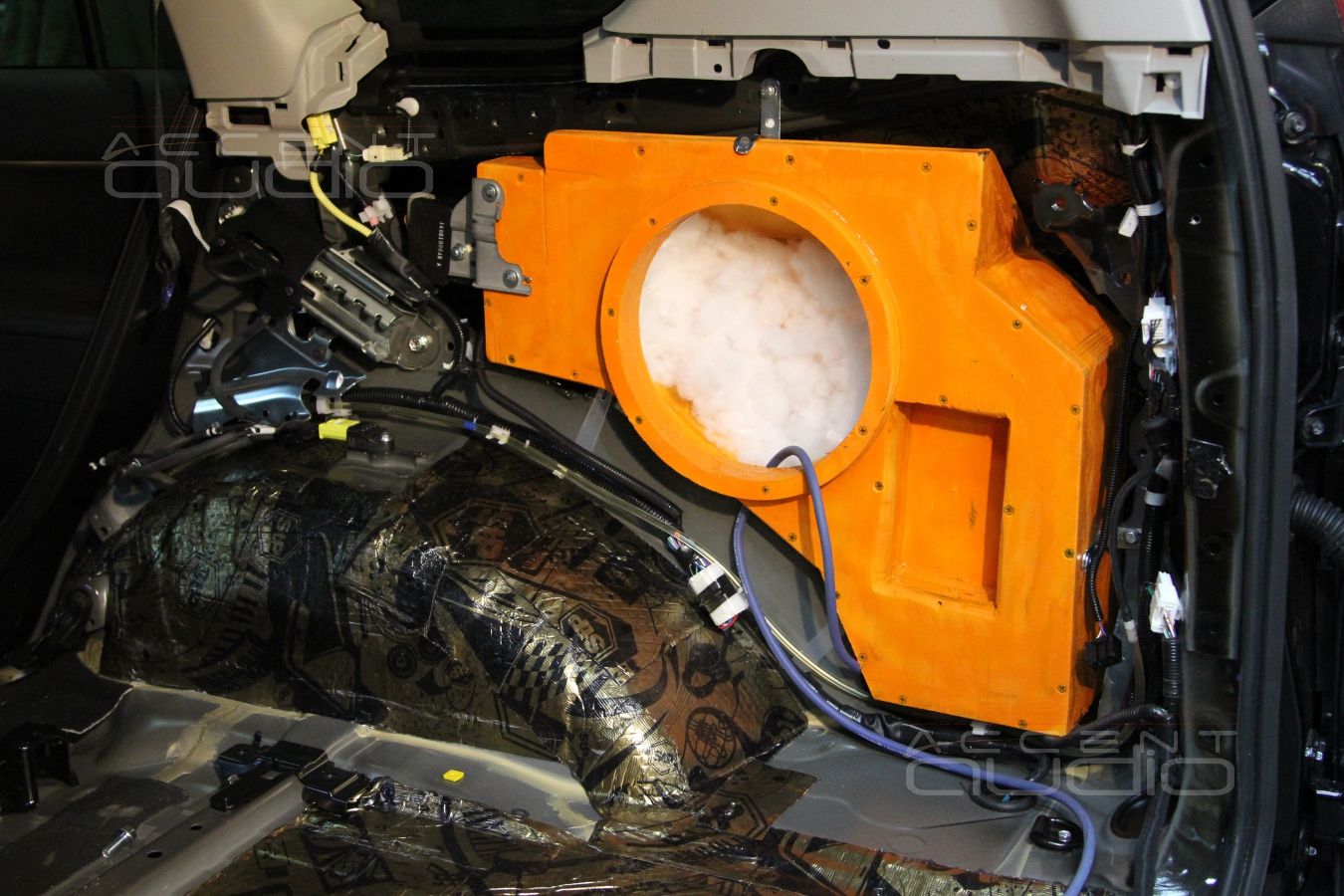 Сабвуфер, встроенный в крыло Toyota Land Cruiser Prado