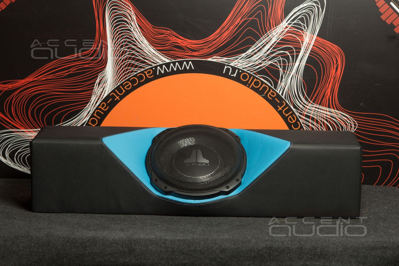 Знаменитый американский саб JLAudio TW3 в Porsche Taycan Turbo S – скрыто, но красиво