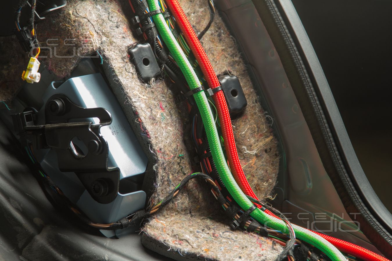 Заводской монтаж процессорного усилителя Helix в Porsche Taycan Turbo S