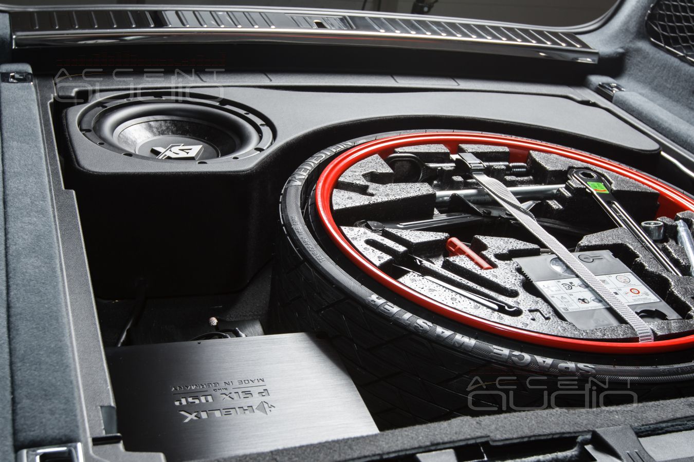 Штатный, но настоящий сабвуфер для Porsche Cayenne Coupe