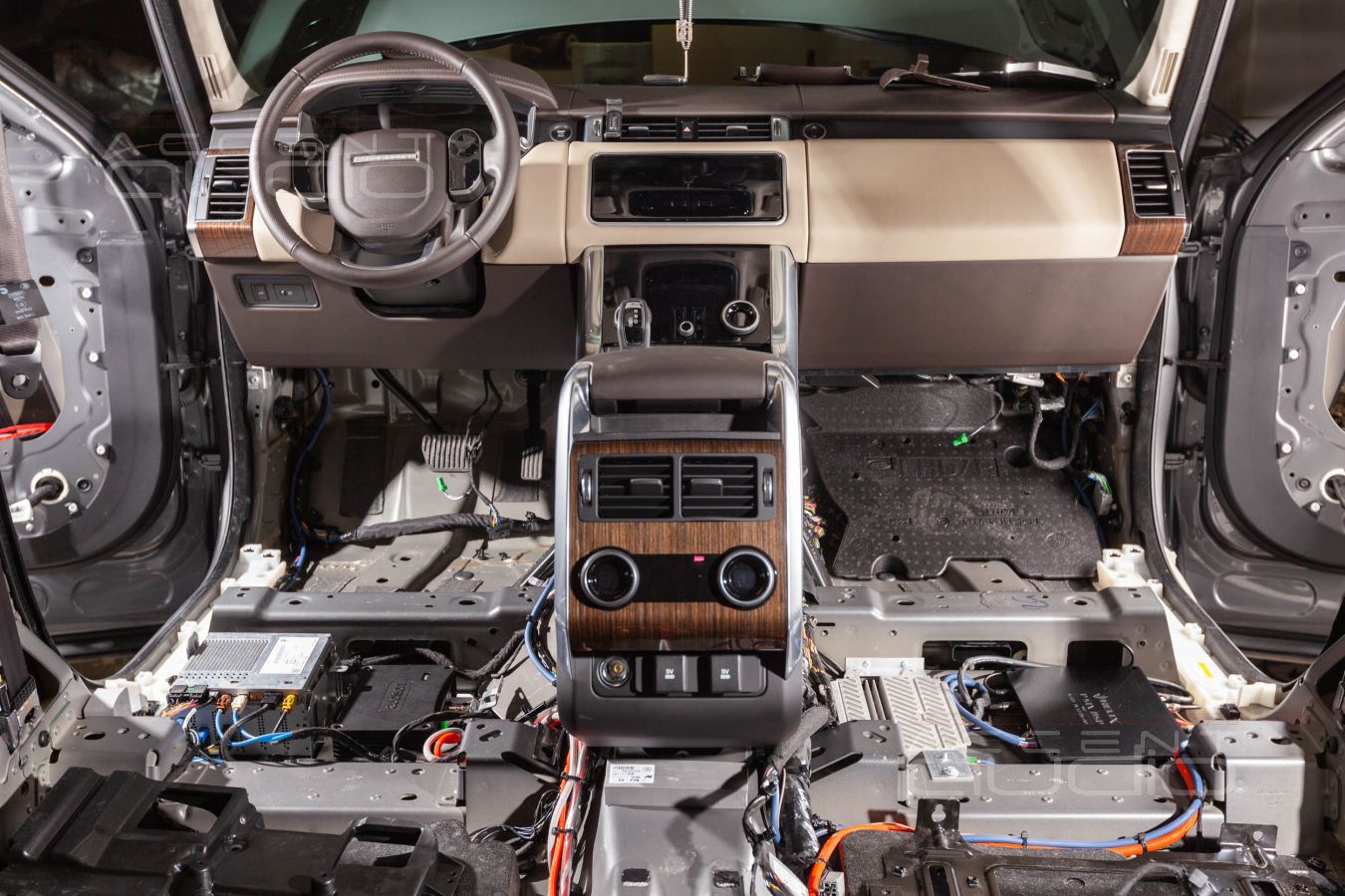 Установка процессорного усилителя Helix в новый Range Rover Sport