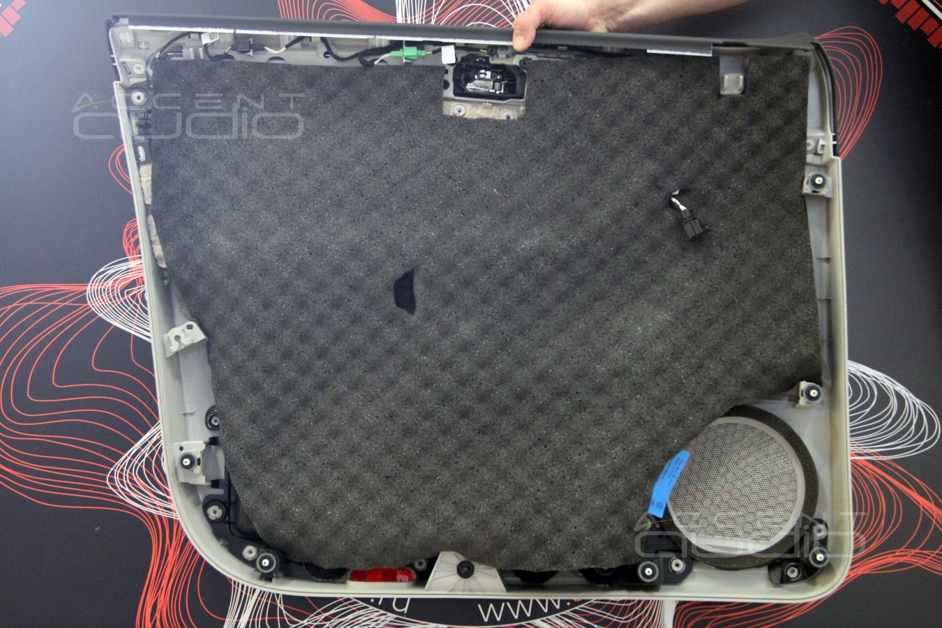 Аудиоподготовка дверей и установка мидбасовых излучателей Brax Matrix 6.1PP