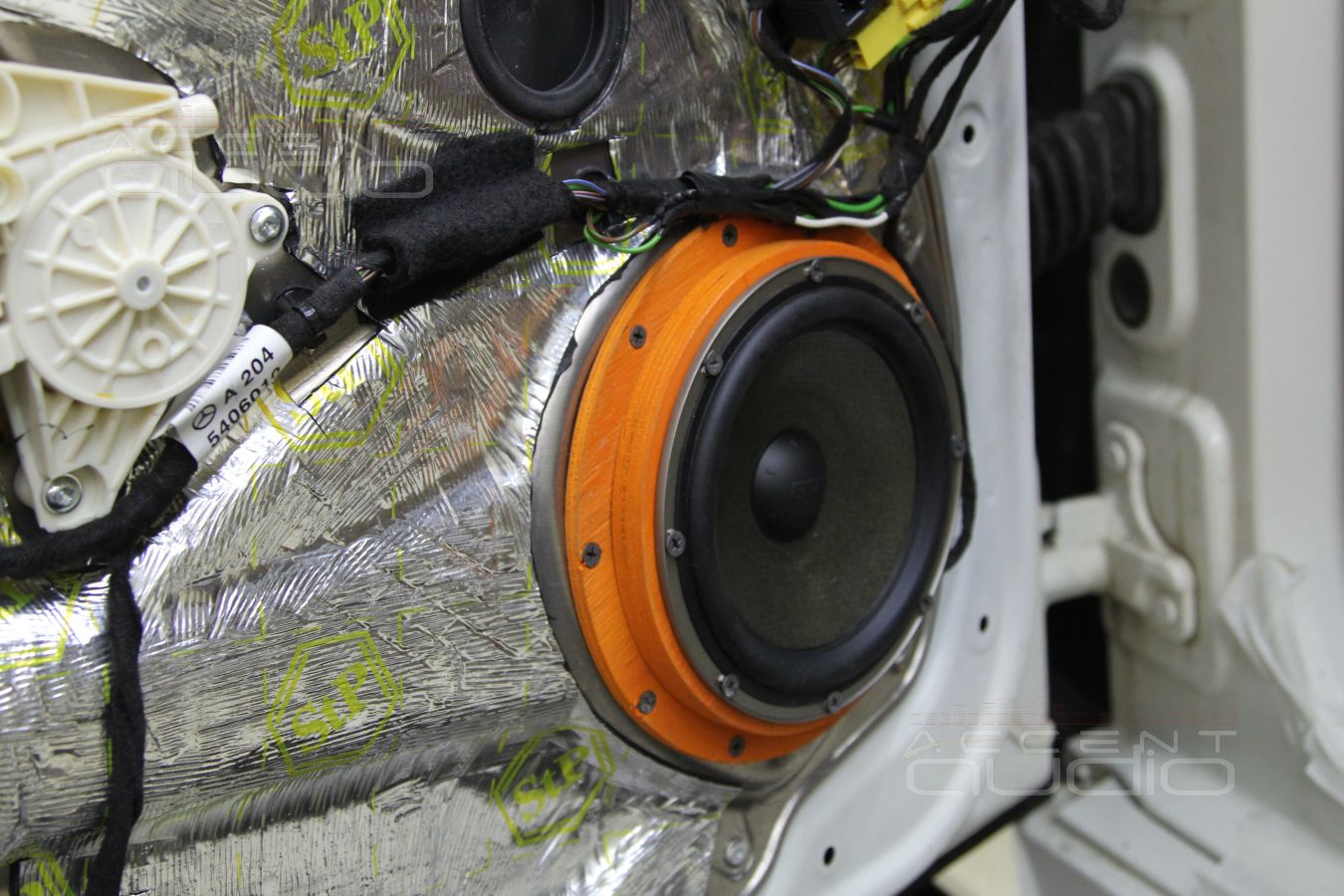 Установка мидбасов Eton и твитеров ScanSpeak в Mercedes GLK