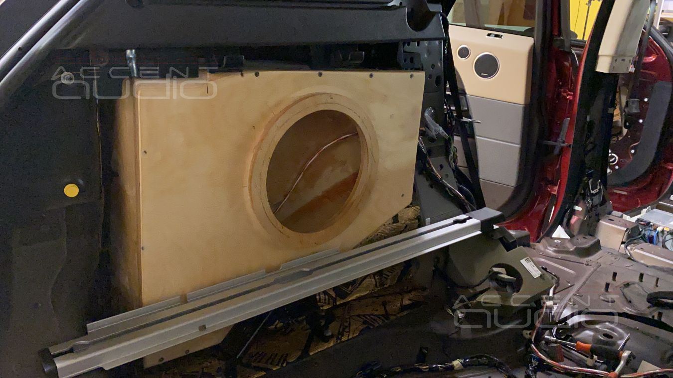 Сабвуфер-стелс – полная интеграция самого музыкального саба в Range Rover