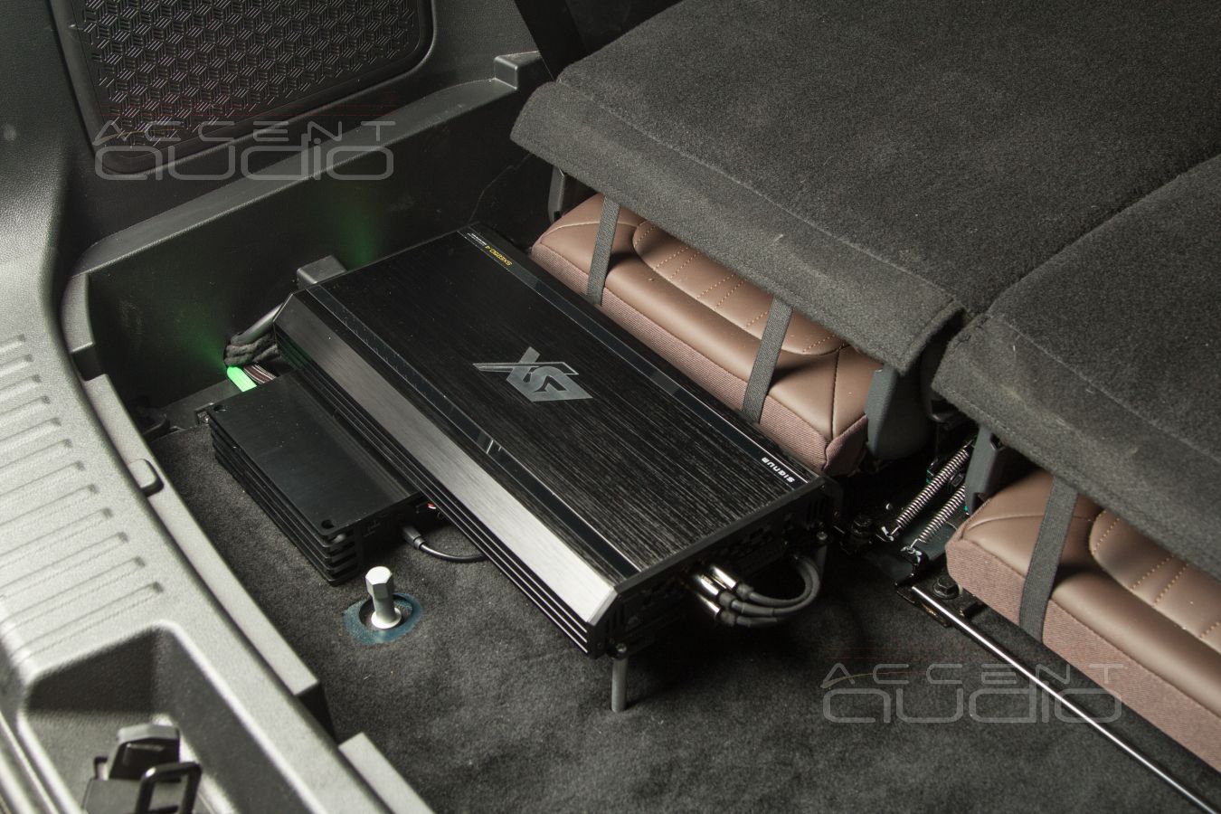 Скрытый монтаж усилителей Helix и ESX в Exeed