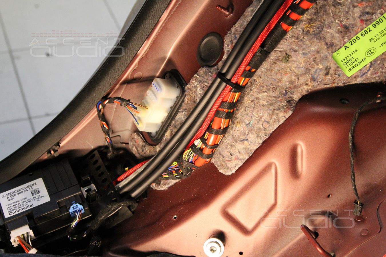 Установка усилителей Helix и Focal в новый C-класс