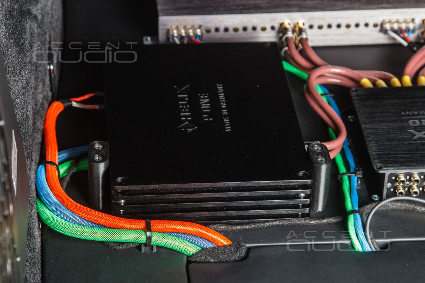 Скрытая интеграция: 9 каналов усиления и 10 каналов процессинга в Rolls Royce Wraith