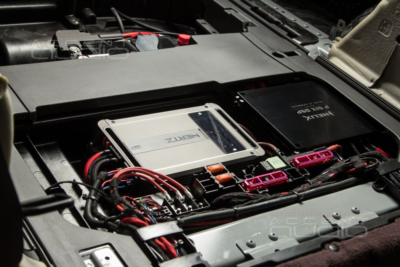 Самый технологичный и красивый монтаж усилителей Helix и Hertz в новый Porsche Panamera