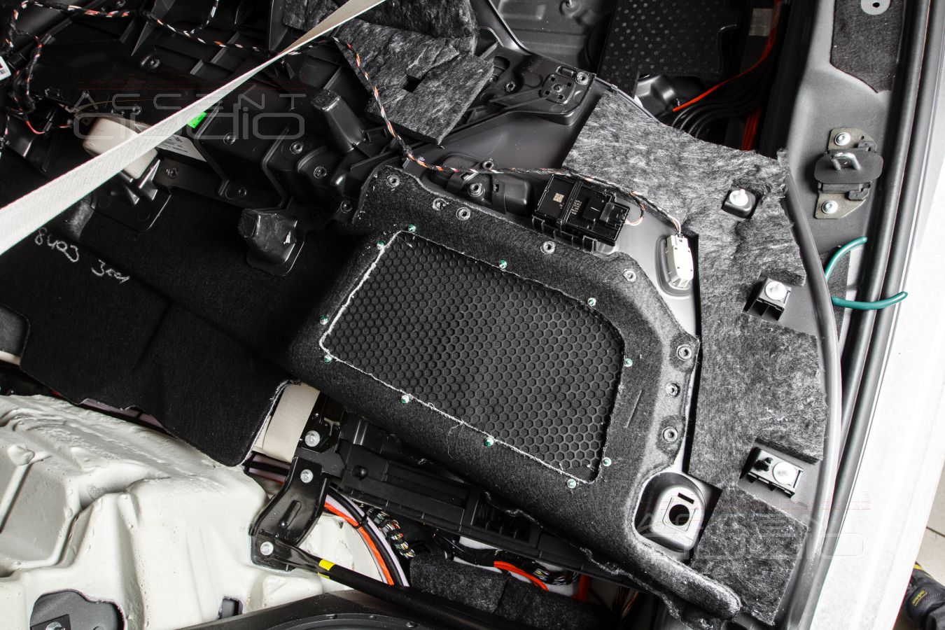 Немецкий сабвуфер Dego в штатном исполнении для Mercedes-Benz GLS 2020