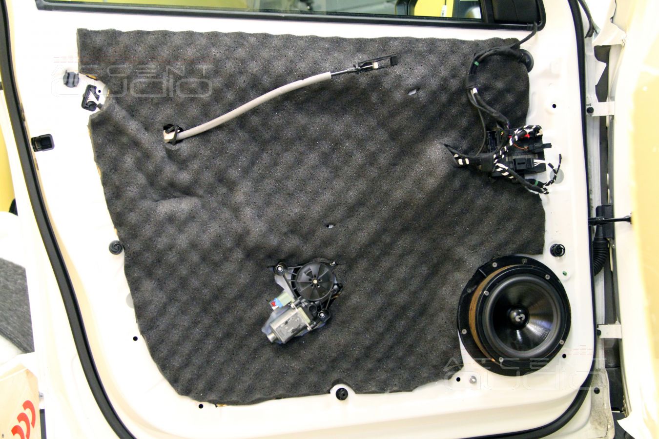 Установка акустики и шумоизолция дверей Tiguan