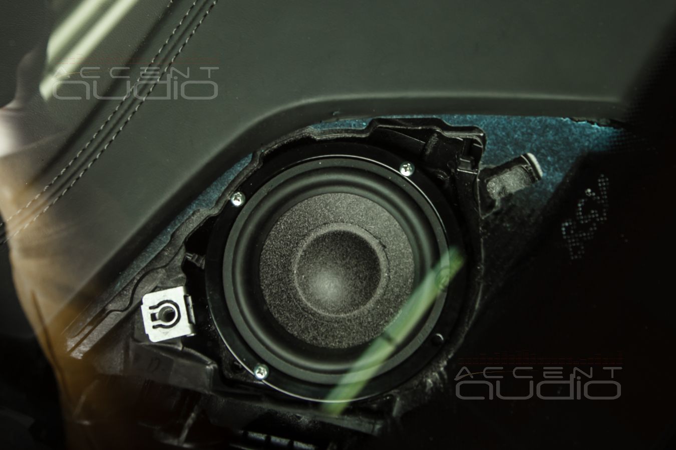 Скрытая интеграция среднечастотных динамиков Brax ML3 в Audi Q8
