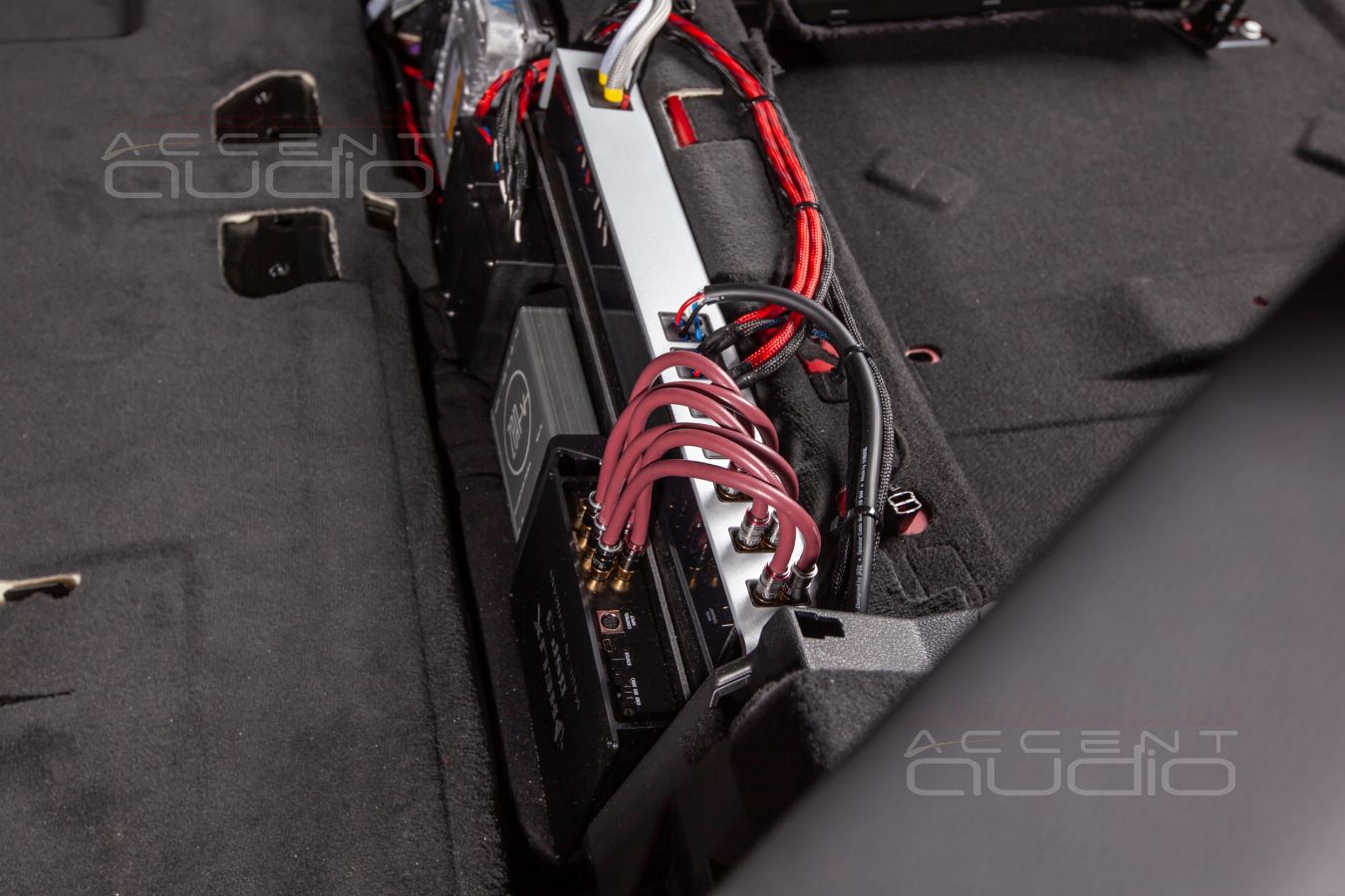 И сердце и мозг аудиосистемы: установка усилителя Mosconi и процессора Helix в Audi Q8