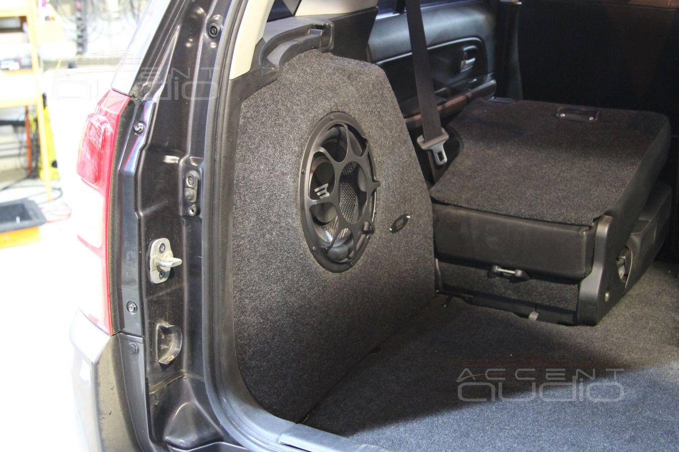 Сабвуфер стелс в Suzuki Grand Vitara