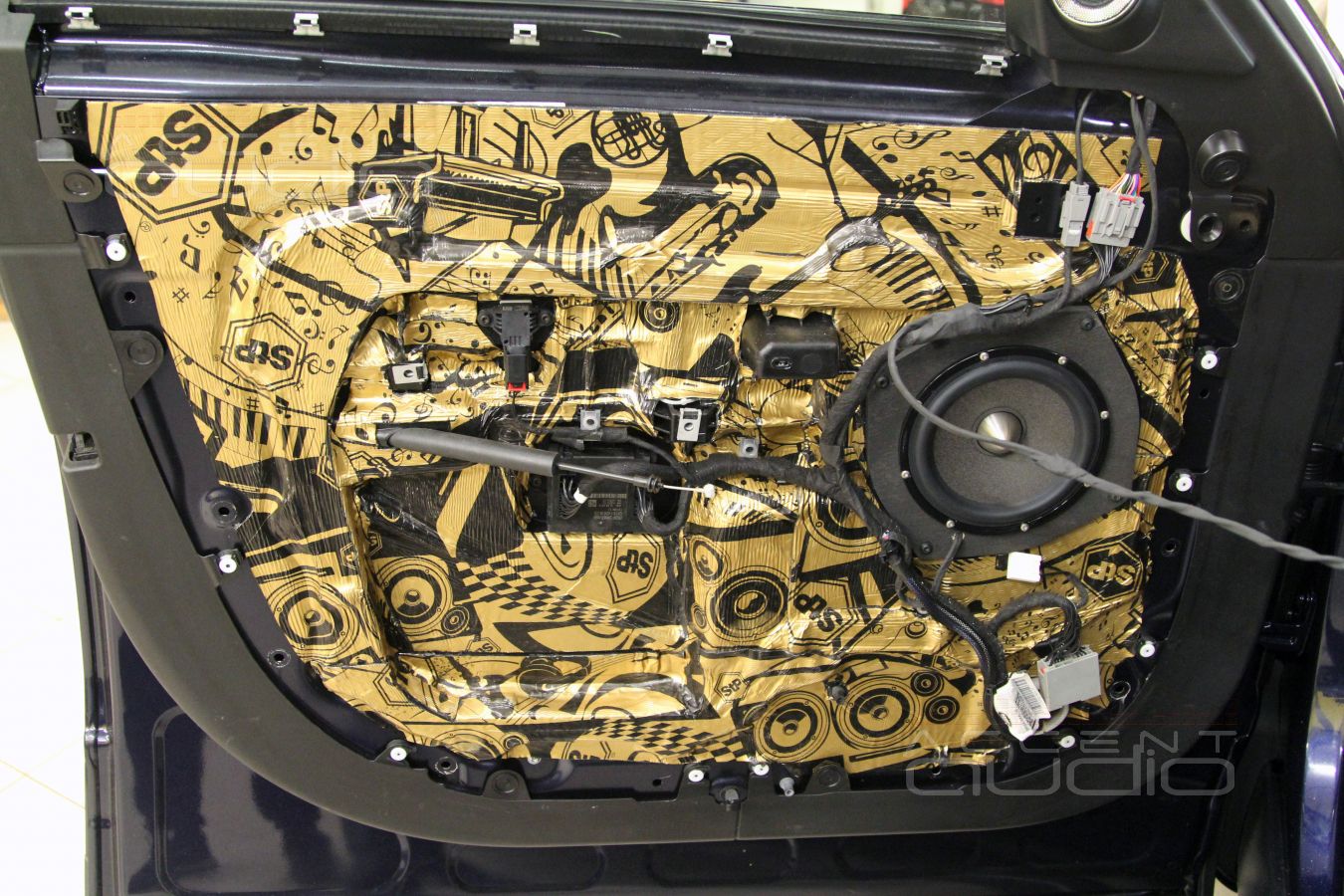 Установка мидбасовых динамиков BRAX Matrix ML6P в RangeRover Vogue и аудиоподготовка дверей