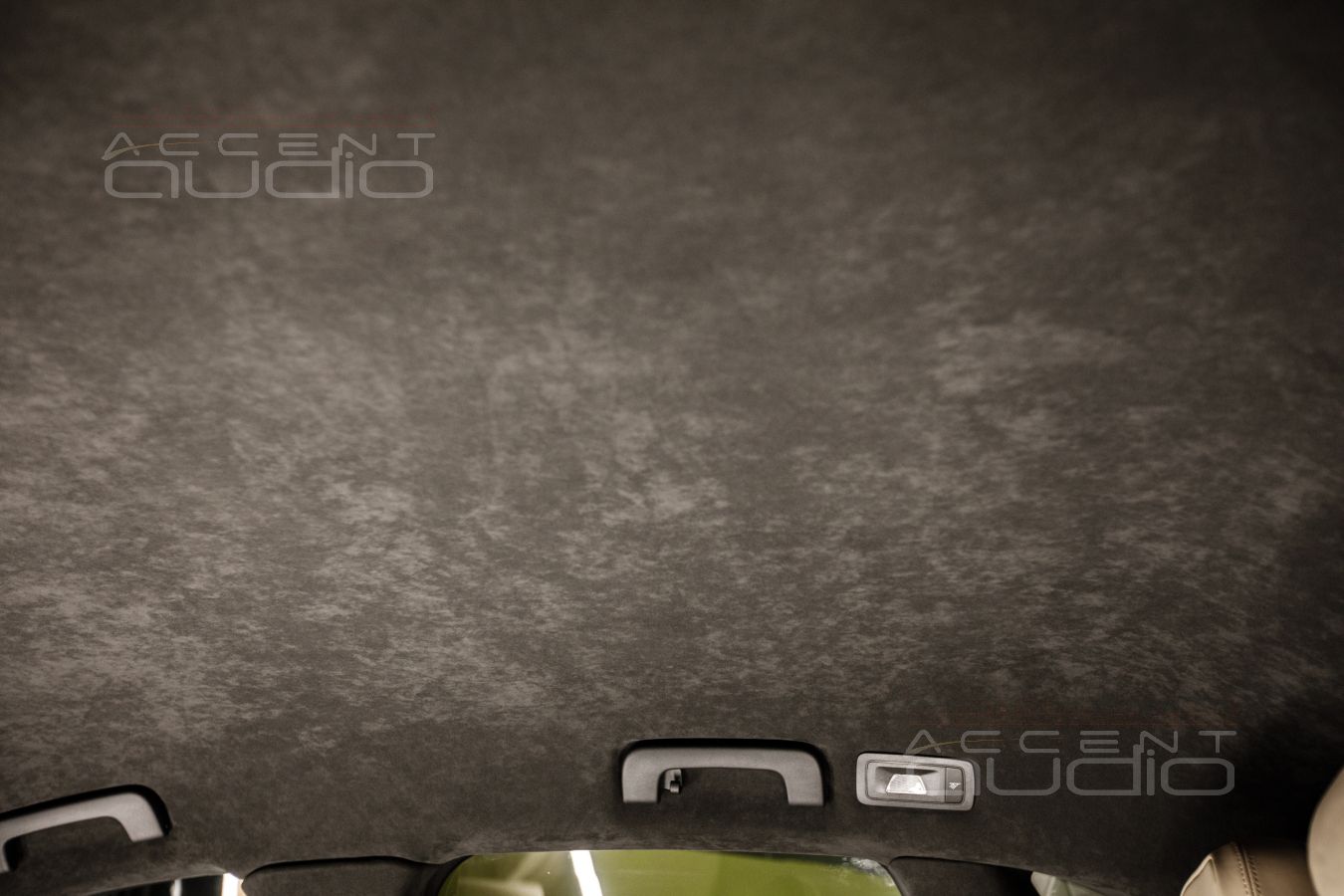 Перетяжка потолка Porsche Macan в Alcantara 9052 – богатый и фирменный стиль