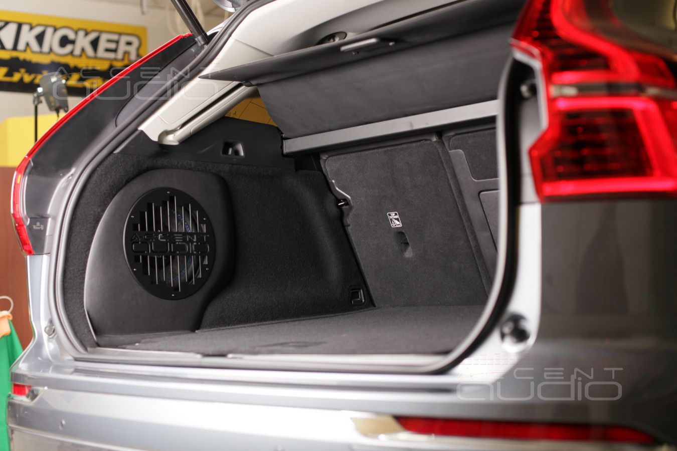 Настоящий сабвуфер-стелс специально для Volvo XC60 2019