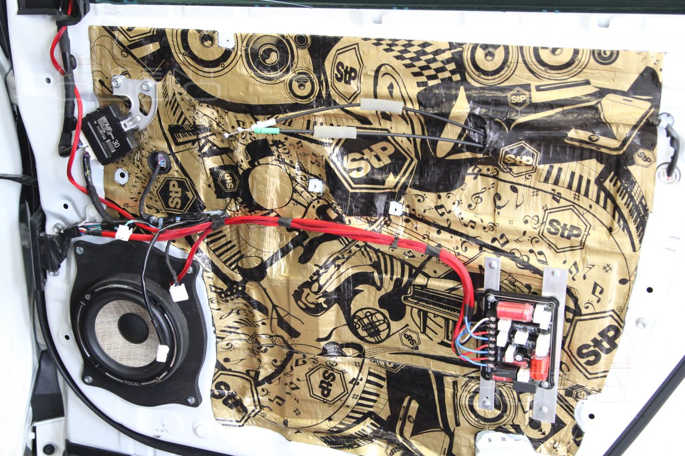 Установка трехкомпонентной акустики Focal 