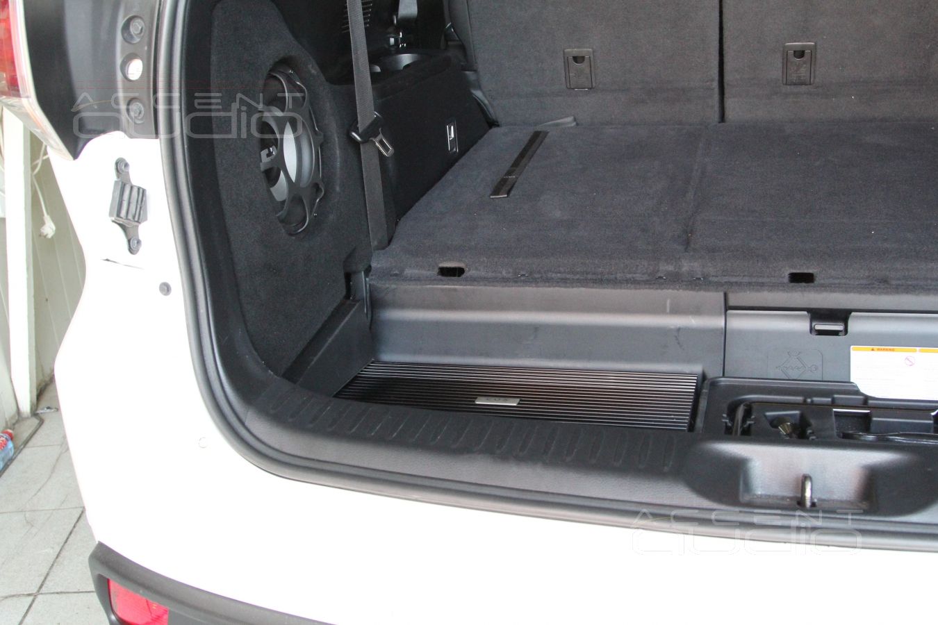 Встроенный сабвуфер в Toyota Highlander