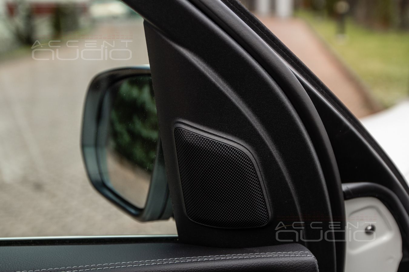 Монтаж акустики Gladen ONE 200.3MB в штатные места MB GLE