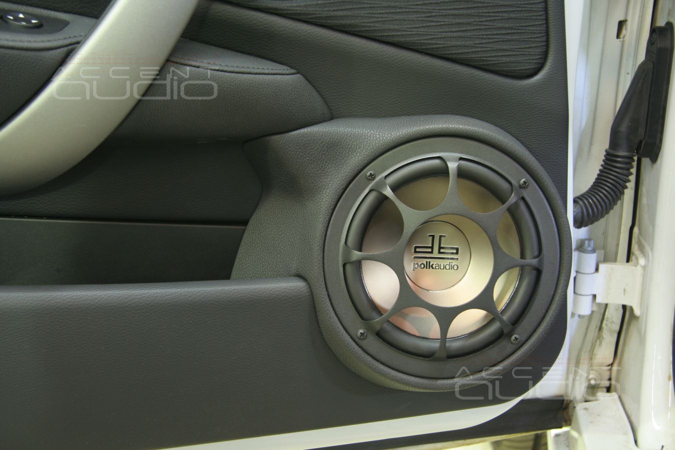 Мидбасы в двери BMW 118