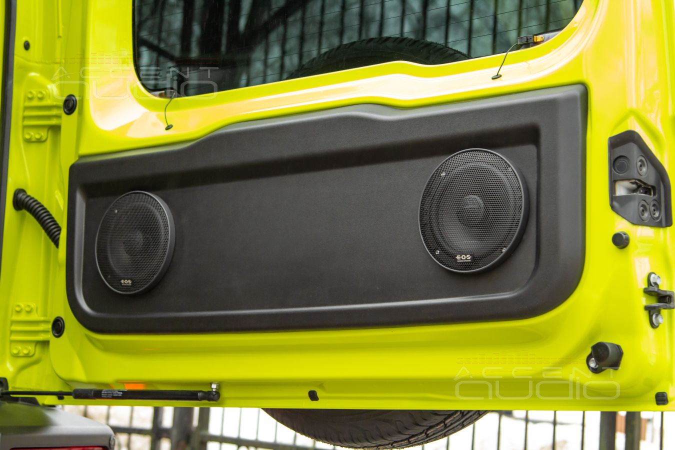 Тыловая акустика Challenger для OpenAir вечеГринок в Suzuki Jimny