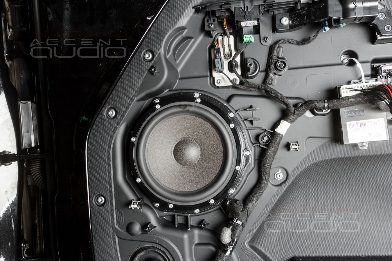 Аудиоподготовка дверей и установка мидбасовых динамиков Brax ML6D в LandRover Defender