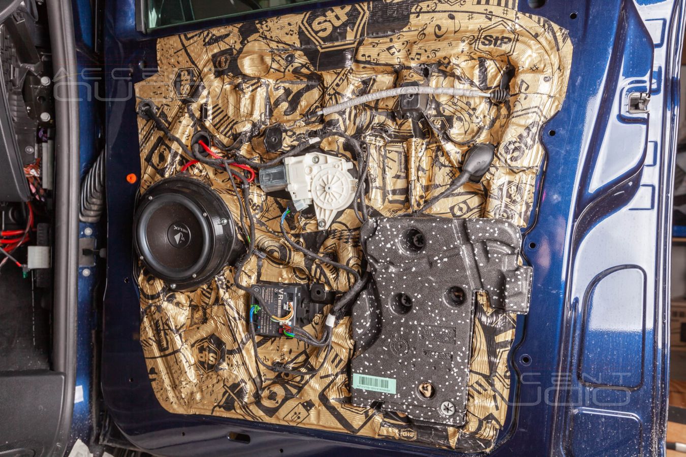 Аудиоподготовка дверей и установка фронтальных мидбасов Helix С6B в MB Vito