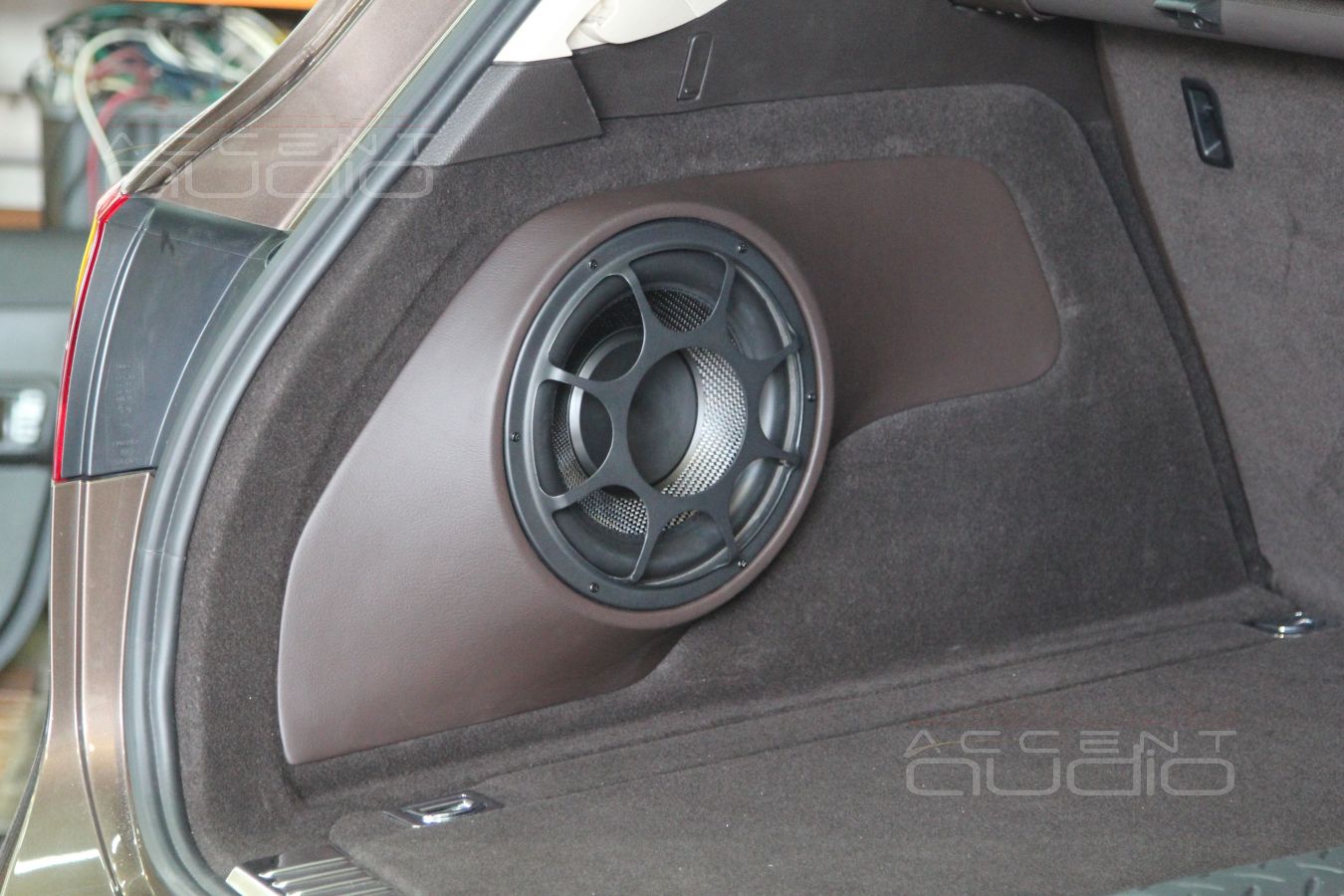 Сабвуфер стелс в Volkswagen Touareg 2014