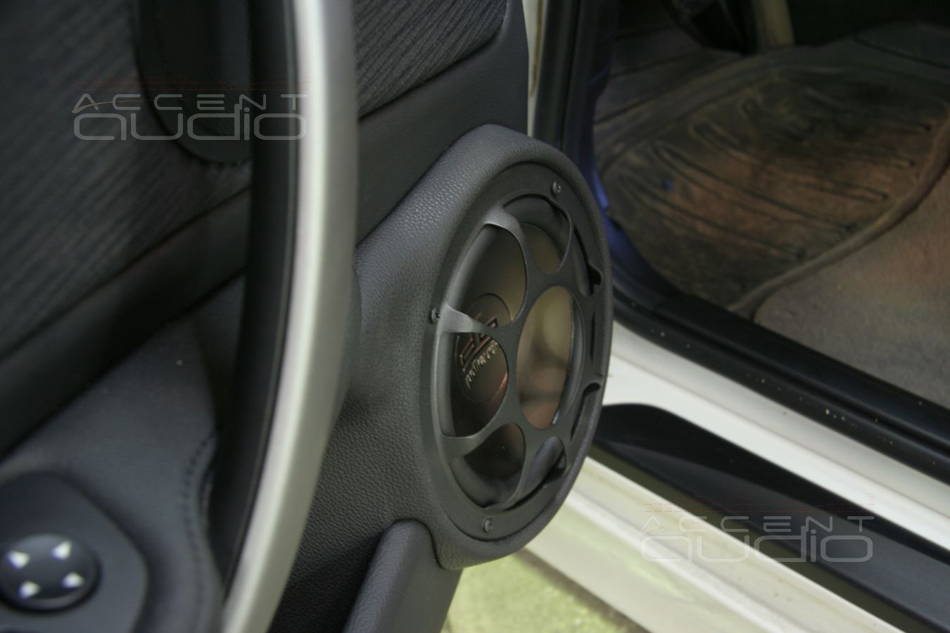 Мидбасы в двери BMW 118