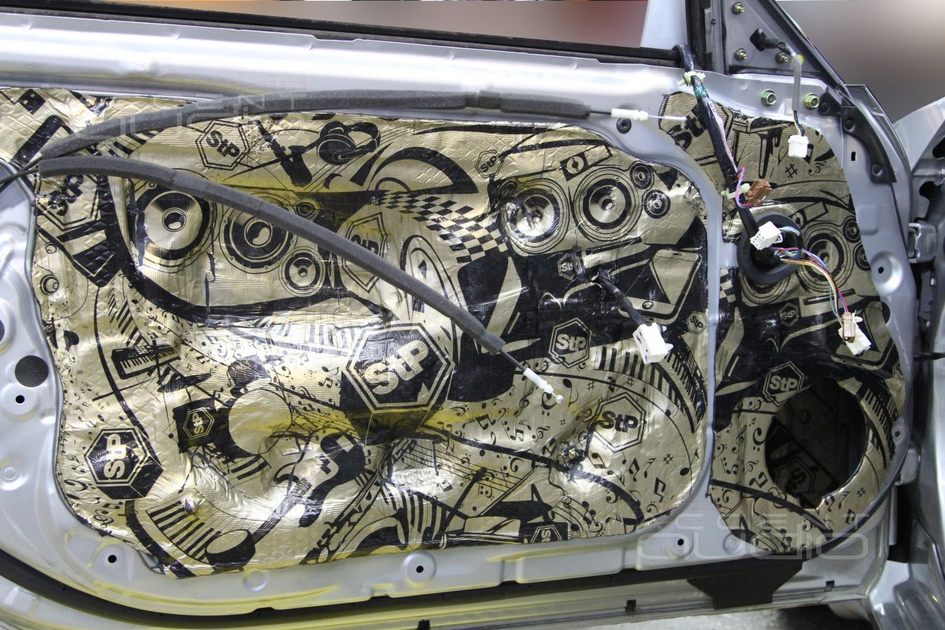 Установка акустики Focal Performance в Nissan 350Z