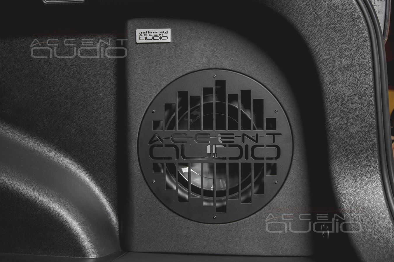 Сабвуфер-стелс для Toyota RAV4 – единственно возможное решение