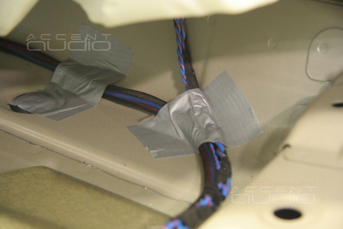 Прокладка силовой и акустической проводки