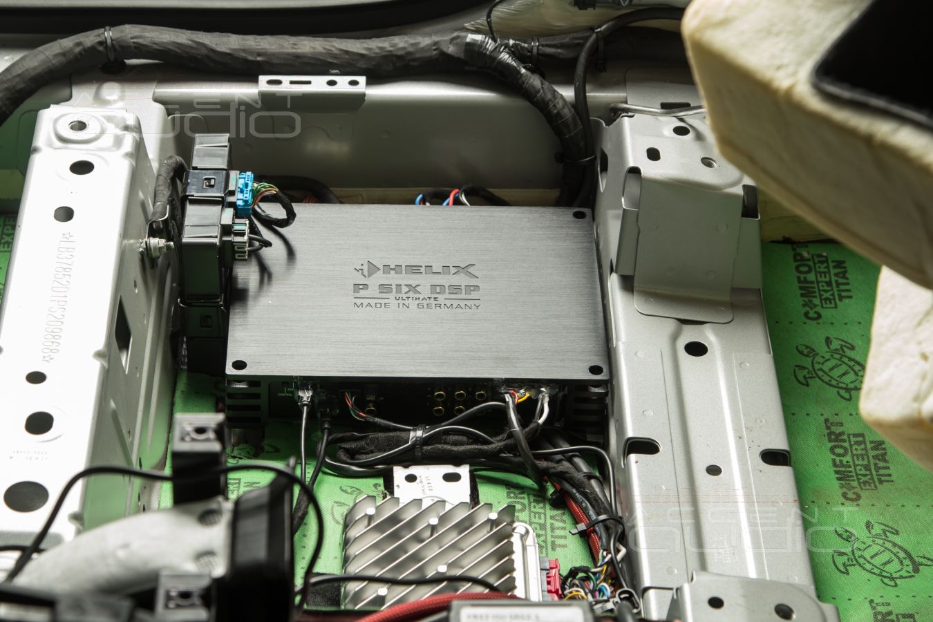 Установка процессорного усилителя Helix, который тянет на себе всю систему