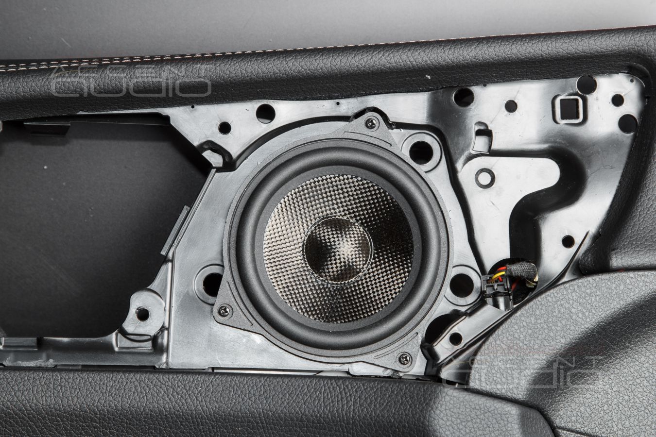 Штатная, скрытая установка среднечастотных динамиков Blam и AMP в Mercedes GLE