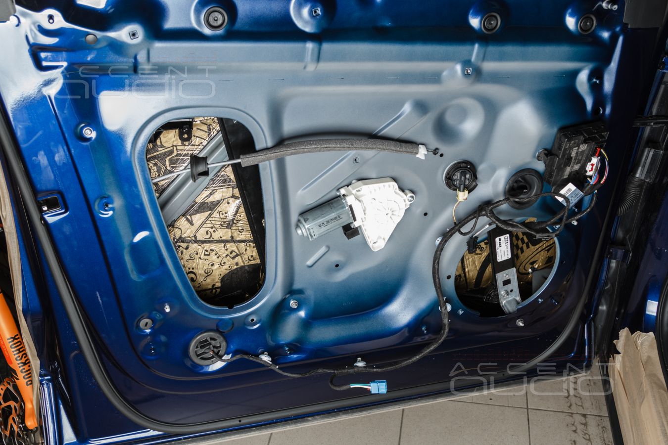 Шумоизоляция\Аудиоподготовка дверей и установка новой акустики SOAudio в Audi Q5