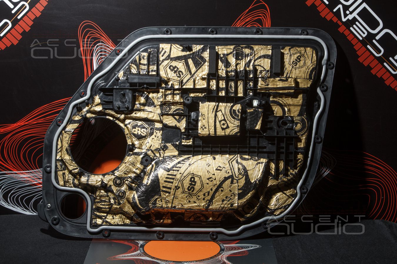 Аудиоподготовка оригинальных дверей Land Rover Defender и установка новых мидбасов SOAudio