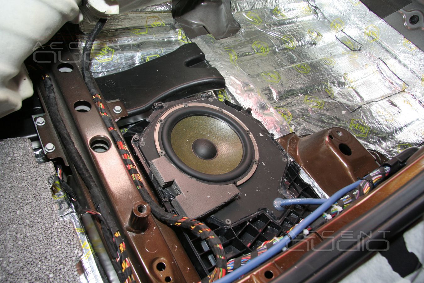 Ненапольные мидбасы Eton в штатных местах BMW X1