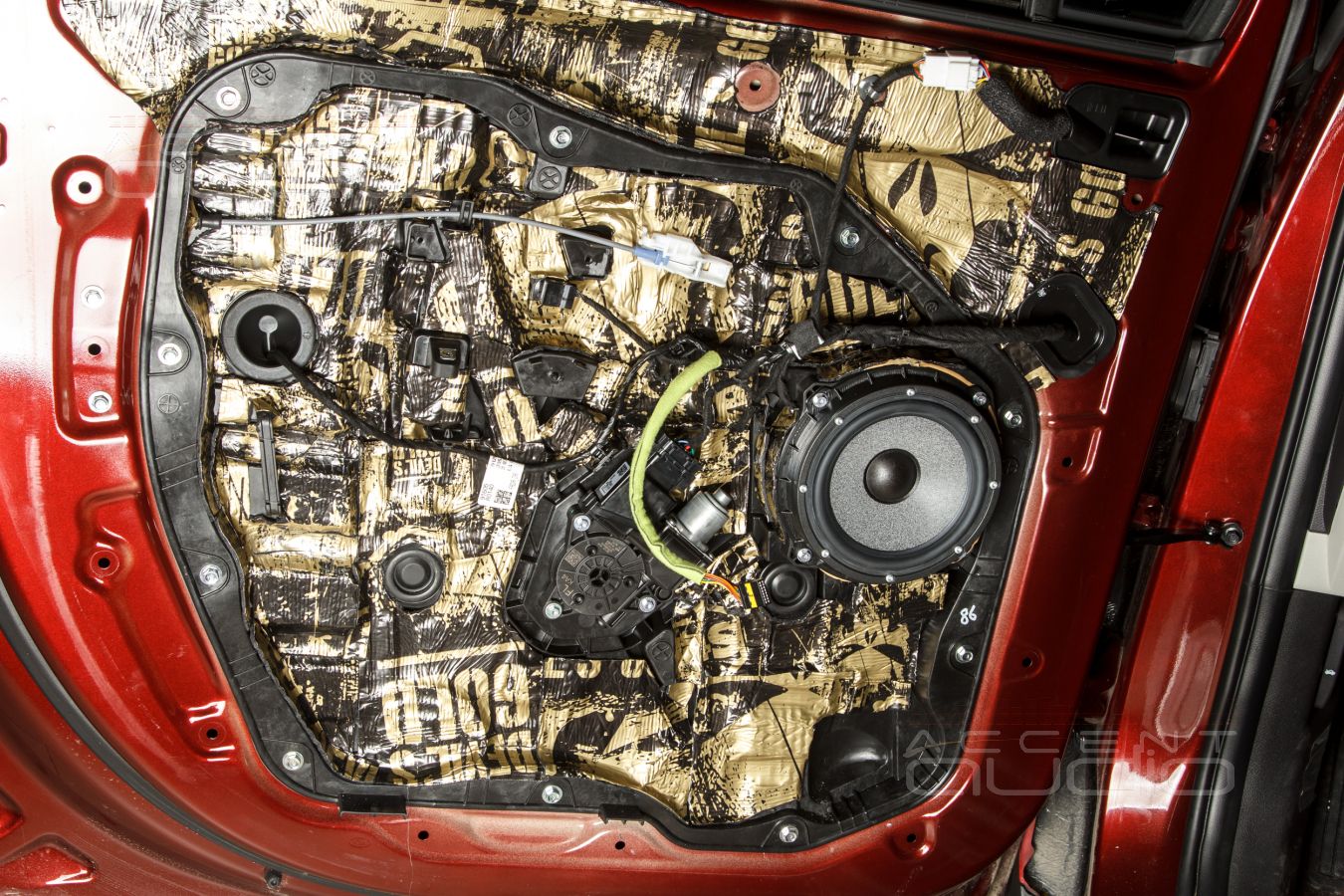 Аудиоподготовка дверей и установка новых динамиков Brax и Challenger в Kia Carnival